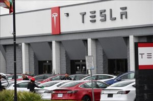 Doanh số bán xe của Tesla sụt giảm lần đầu tiên trong 9 năm