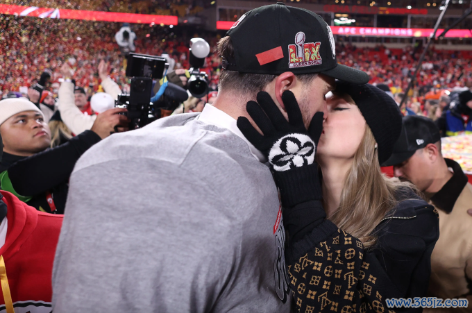 Taylor Swift hôn cầu thủ Travis Kelce tối 26/1. Ảnh: Page Six