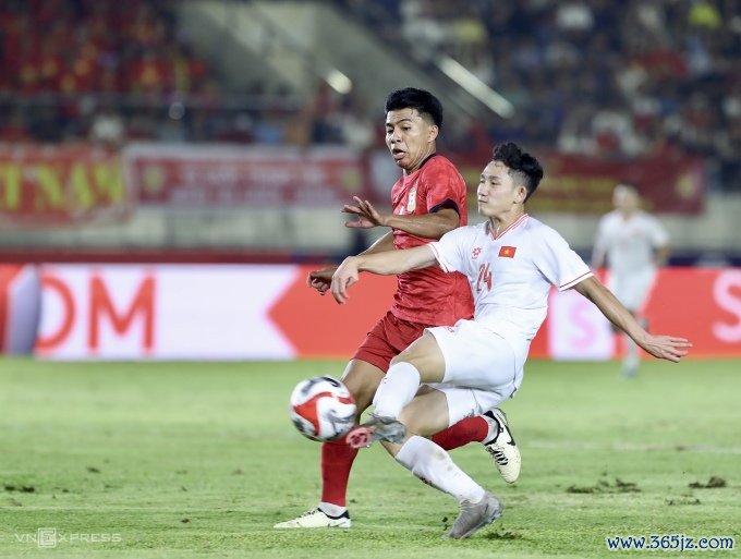 Nguyễn Hai Long (áo trắng) mở tỷ số cho Việt Nam trong trận thắng Lào 4-1 ở lượt ra quân vòng bảng ASEAN Cup 2024， vào ngày 9/12 tại sân Quốc gia Lào. Ảnh: Hiếu Lương