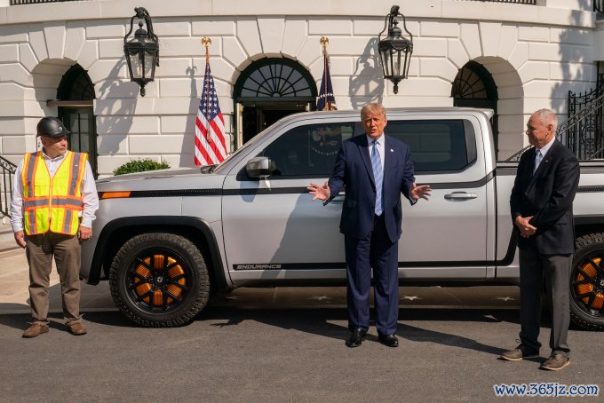 Ông Trump cạnh xe bán tải điện của Lordstown Motors trong sự kiện năm 2020. Ảnh: Reuters