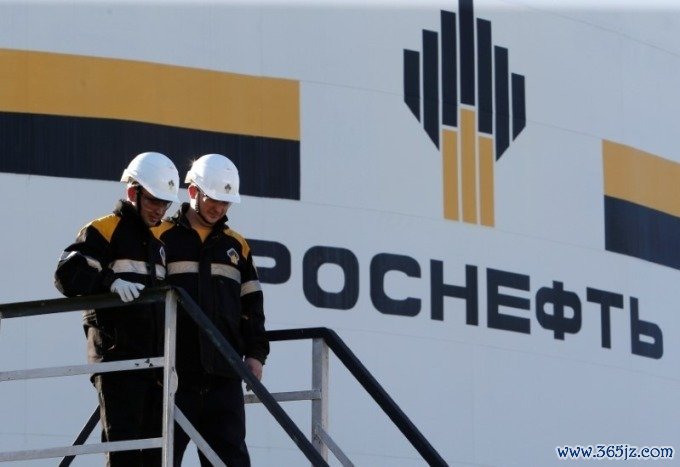 Công nhân hãng dầu Rosneft (Nga) tại một mỏ dầu ở Nefteyugansk. Ảnh: Reuters