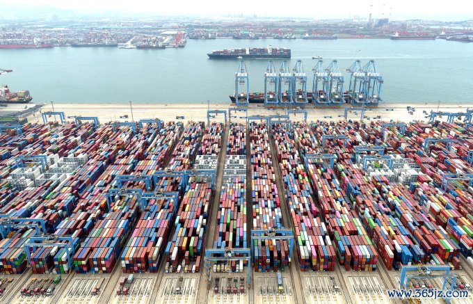 Tàu hàng và container tại cảng Thanh Đảo (Sơn Đông， Trung Quốc). Ảnh: Reuters