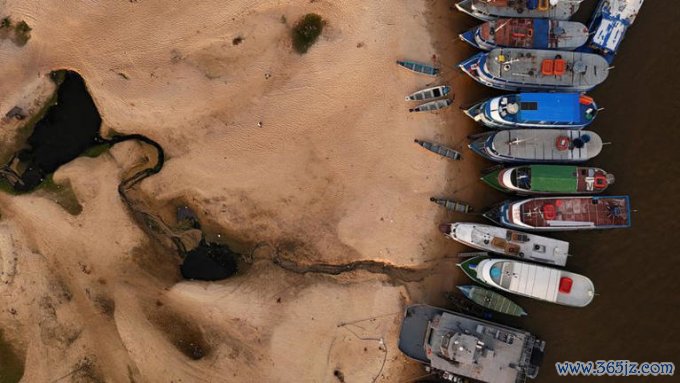 Boats moored on the dry banks of the Rio Amazonas in Santarem, Para state, Brazil, October 8, 2024. Ảnh: Reuter