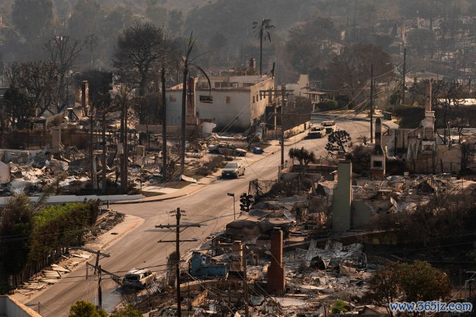 Các căn nhà bị cháy tại khu vực Pacific Palisades (Los Angeles). Ảnh: Reuters